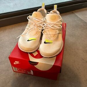 Nike size 7Y presto never worn brand new